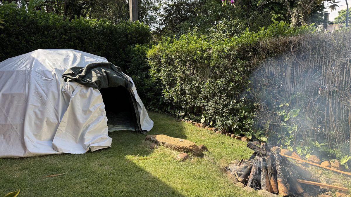 A tenda coberta e o fogo aceso ao lado, no terreno em São Paulo